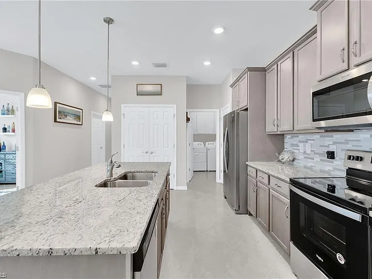 1163 S Town And River Dr — Photo 25