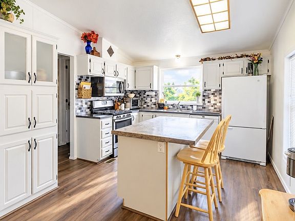 3rd image of 2213 Gekeler Ln