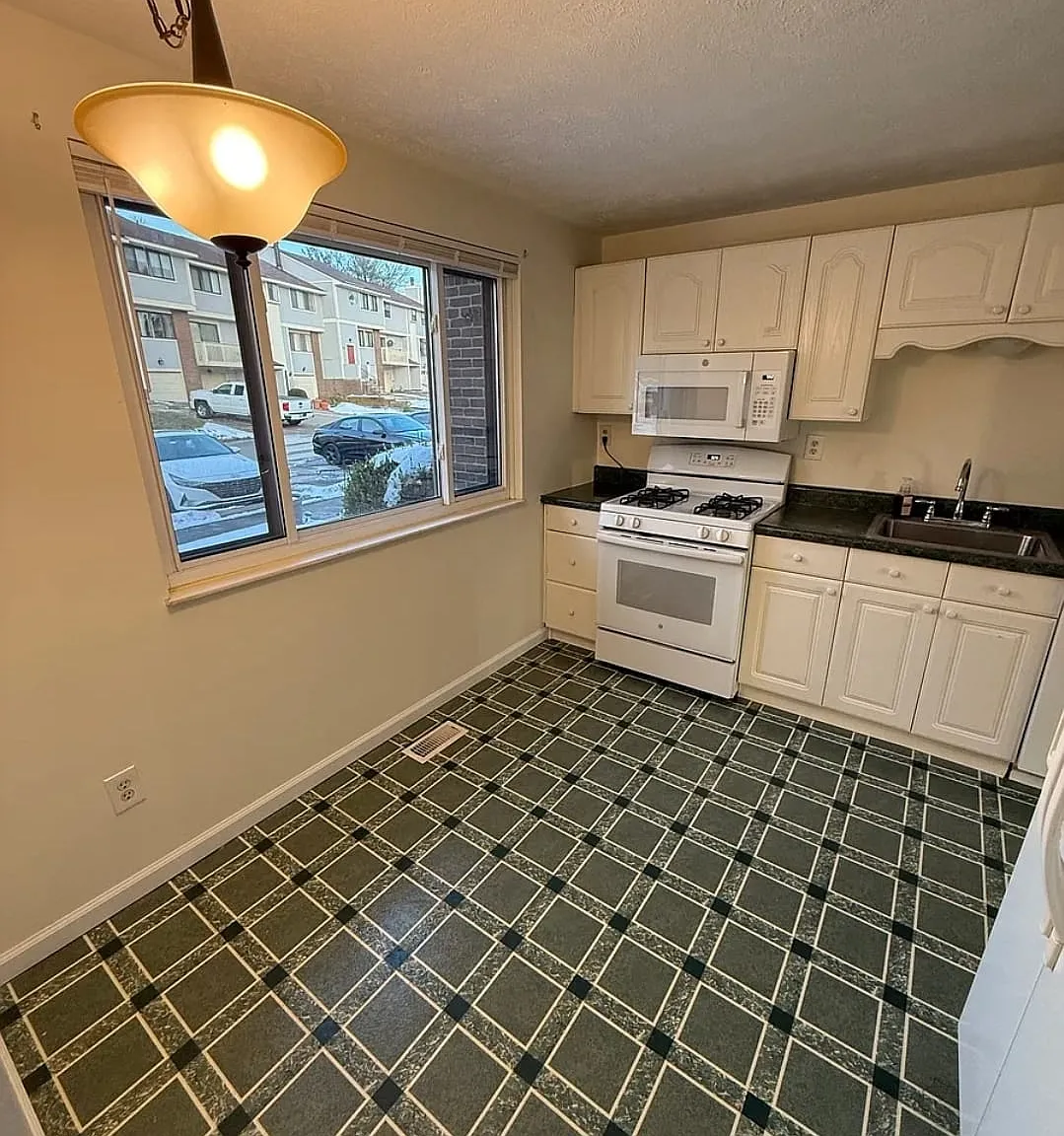 3 bed, 1324 sqft, $1,950 — Photo 3
