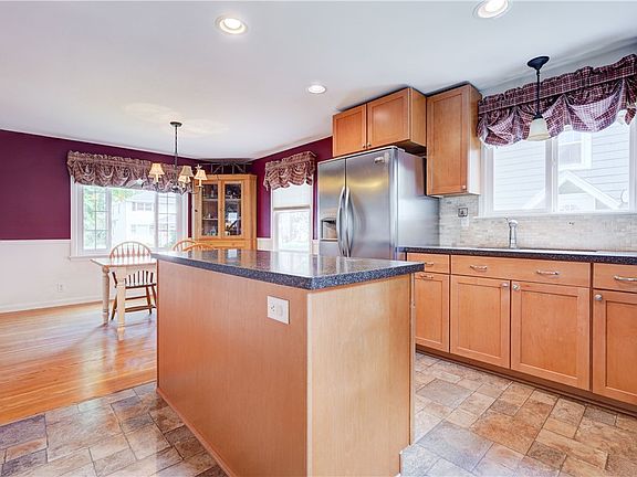 5th image of 33 Catalpa Rd