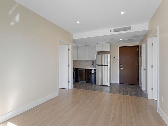 5th image of 38-35 Crescent St #6C