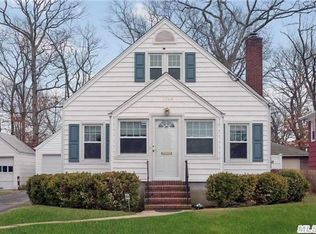 1749 Hancock St, Hewlett, NY 11557