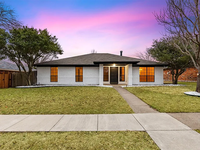 924 Simon Dr — Photo 1