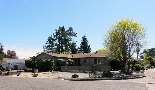 3rd image of 79 Harvard Ln