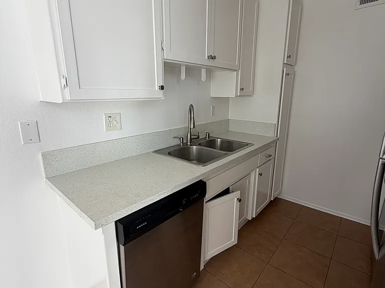 930 Venice Blvd #204 — Photo 12