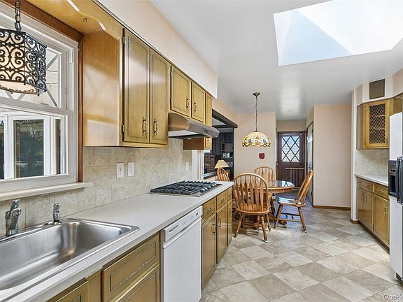 5th image of 171 Rockaway Avenue