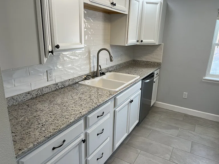 512 W 18th St #3 — Photo 5