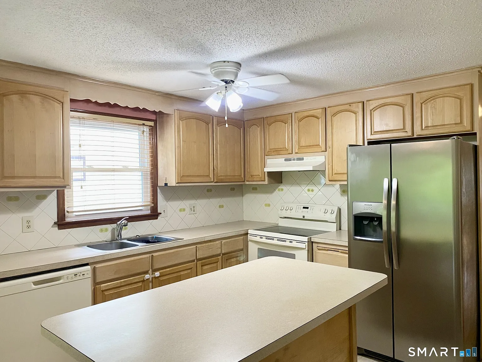 3 bed, 1.0 bath, 1196 sqft, $1,800 — Photo 4