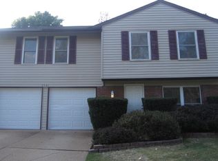 2541 Woburn Dr, High Ridge, MO 63049