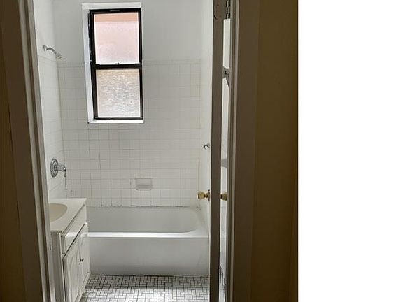4th image of 942 Avenue Saint John APT 4C