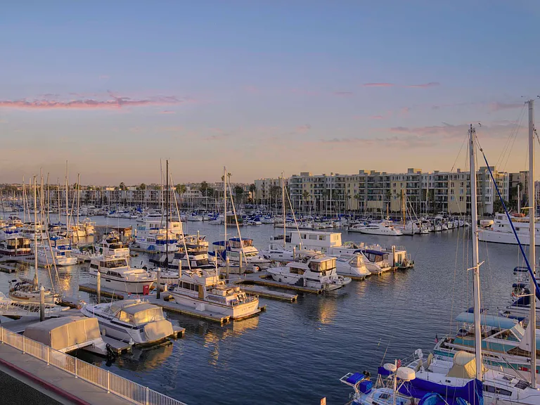 Wayfarer Apartments + Marina — Photo 33