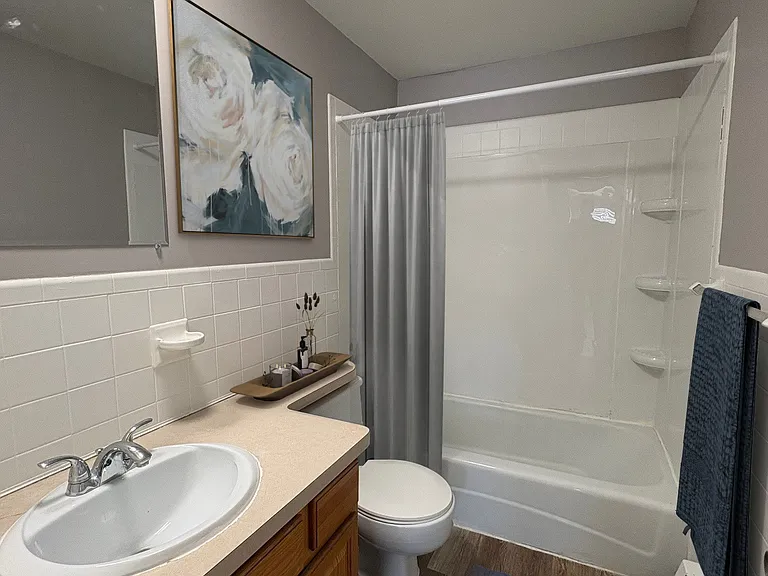 Colonial Court Apartments — Photo 16