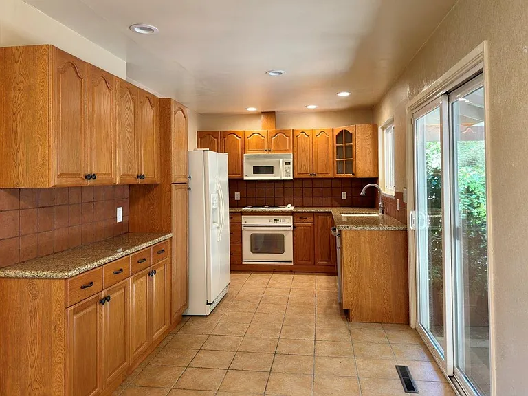 275 Cold Springs Rd — Photo 9