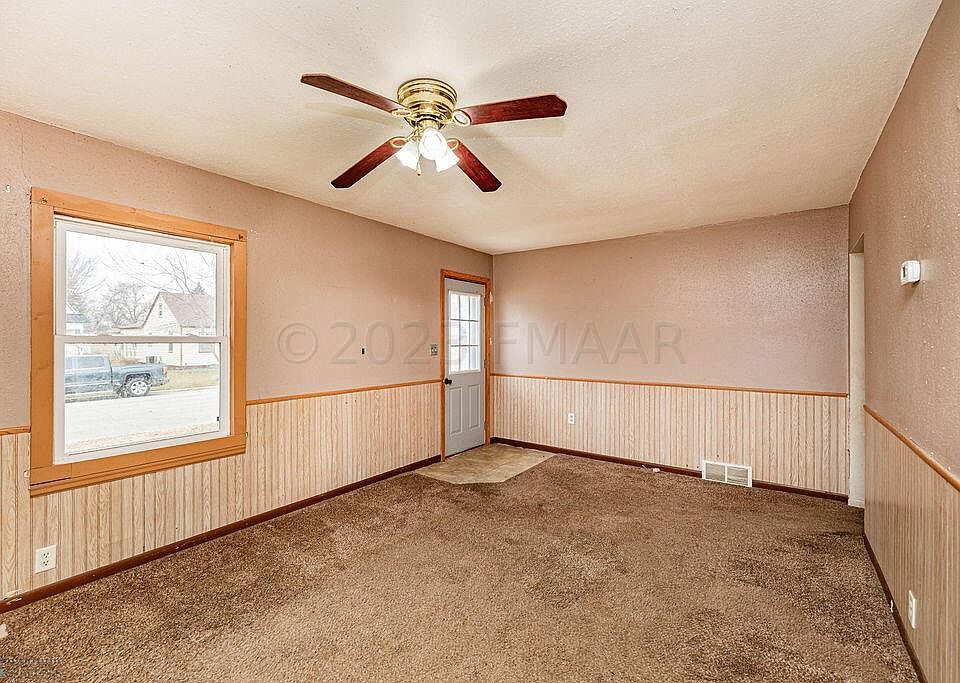 551 5th St, Wyndmere, ND 58081 Zillow