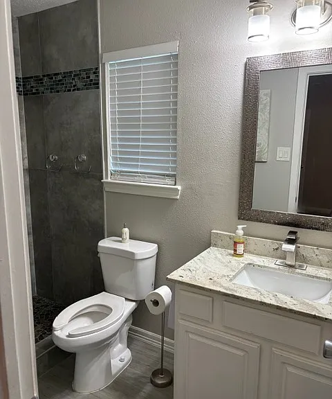 Main suite bathroom.