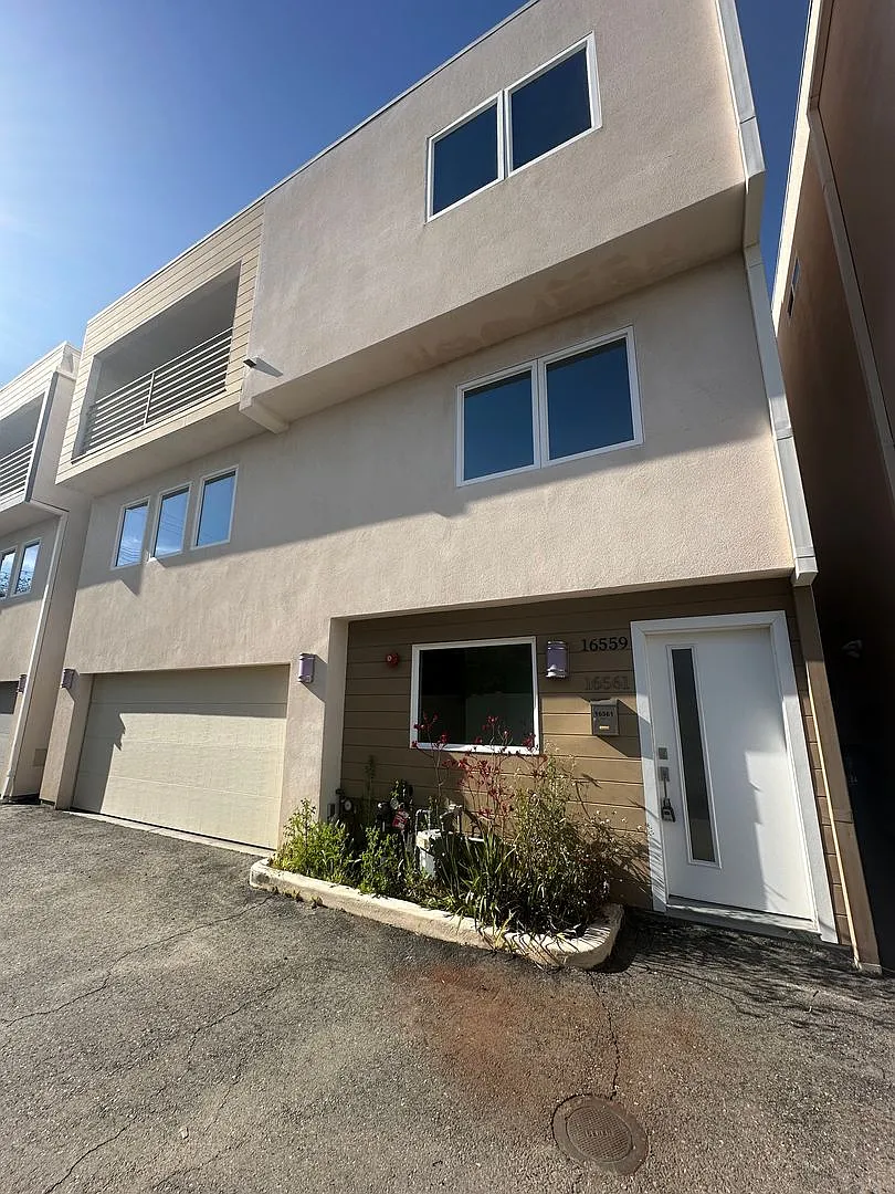 Spacious & Modern Tri-Level Townhome | 3 Bed, 2.5 Bath with Private Balcony — Photo 2