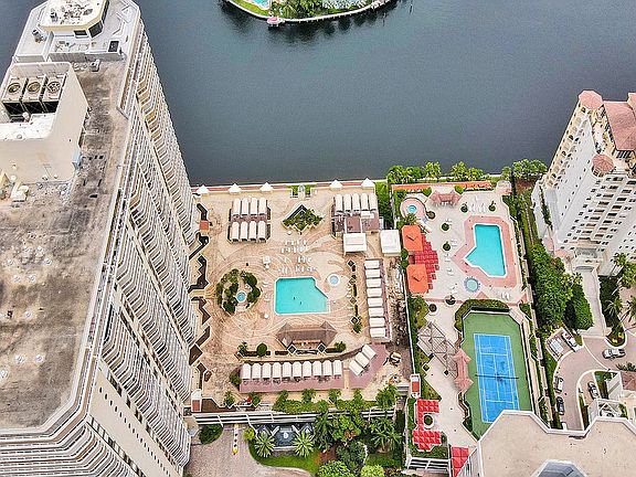 4th image of 20191 E Country Club Dr APT 1101