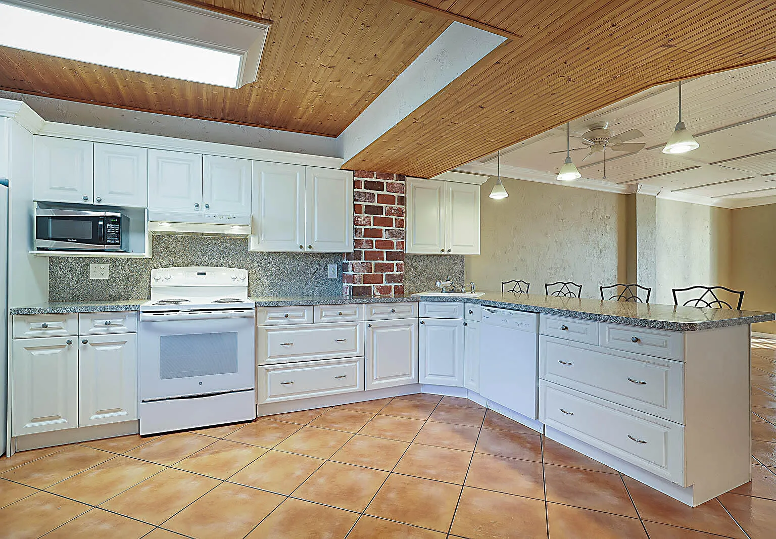 2 bed, 2.0 bath, 1025 sqft, $2,300 — Photo 3