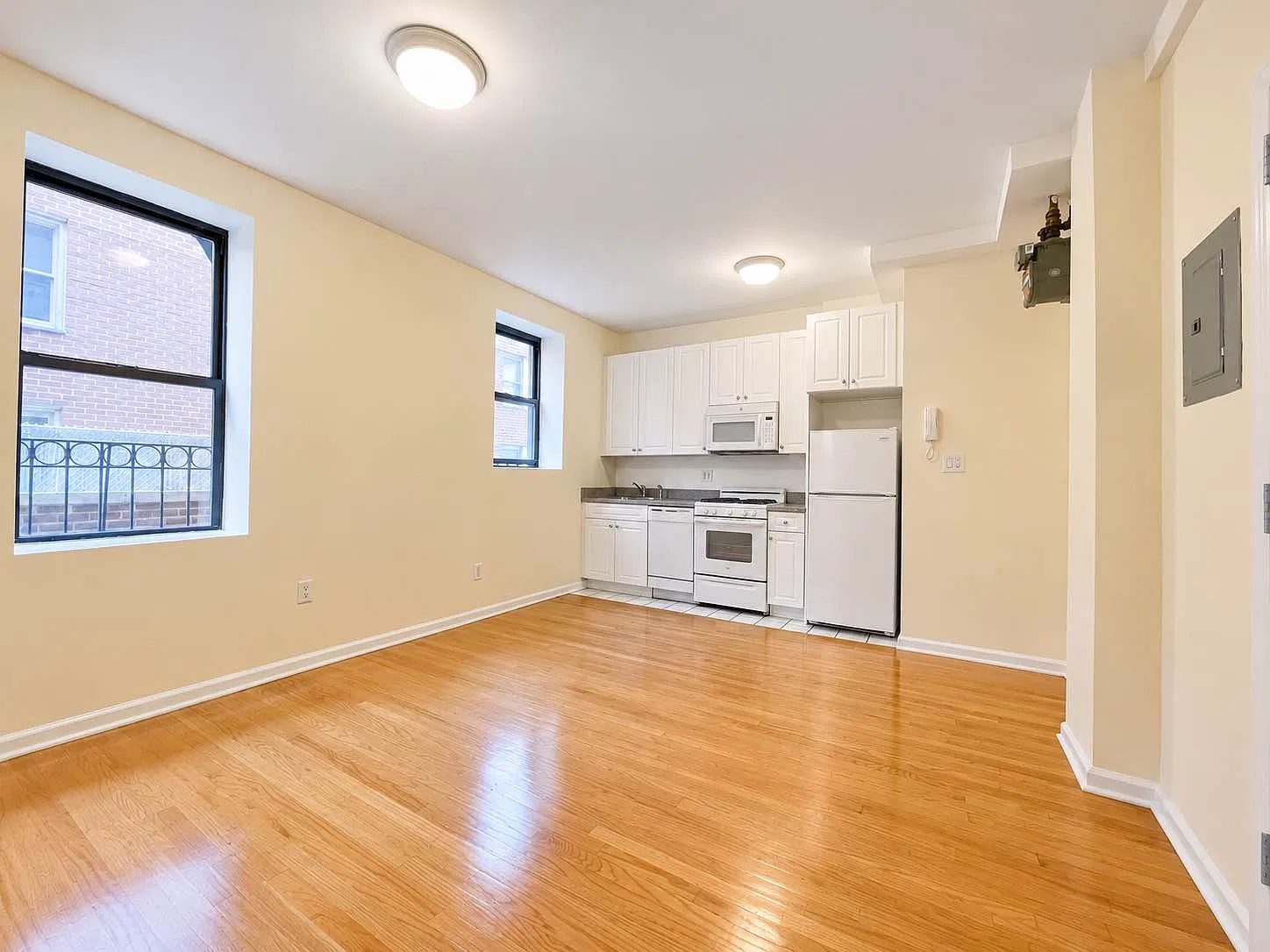 305 West 45th Street — Photo 4