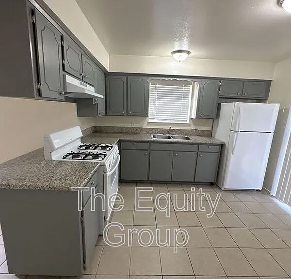 317 W 3rd St — Photo 3