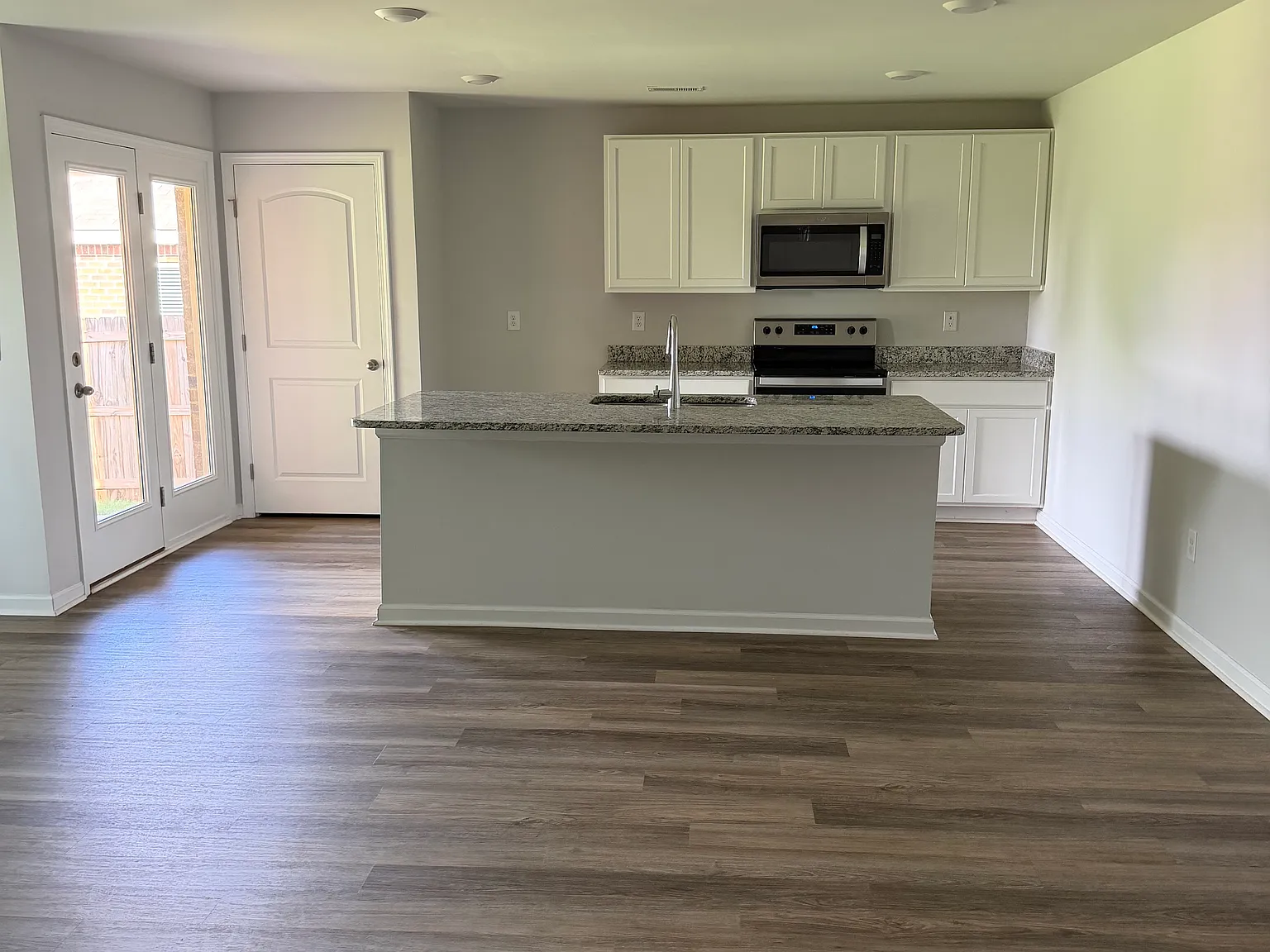 3 bed, 1537 sqft, $2,200 — Photo 2