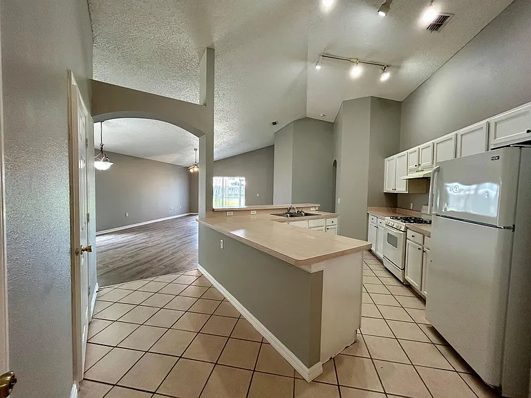 138 Sir Phillips Dr — Photo 3