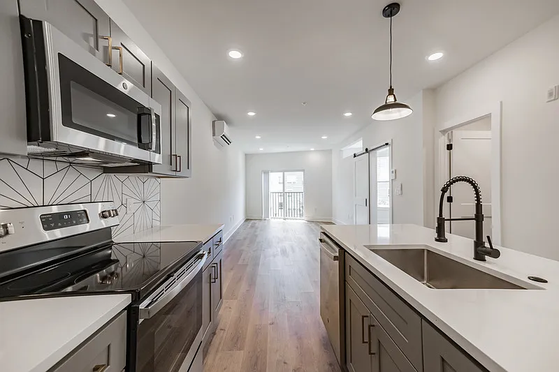 1 bed, 1.0 bath, 694 sqft, $1,950 — Photo 4