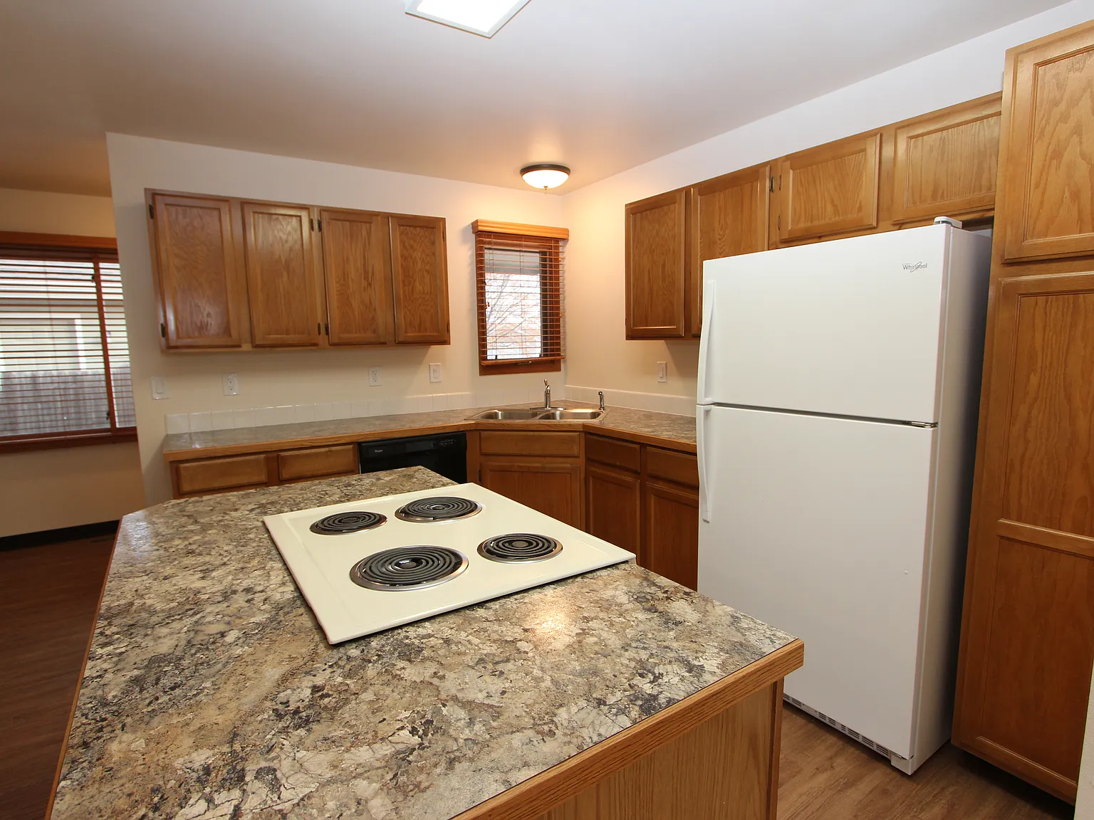 3 bed, 2.5 bath, 2520 sqft, $2,500 — Photo 3