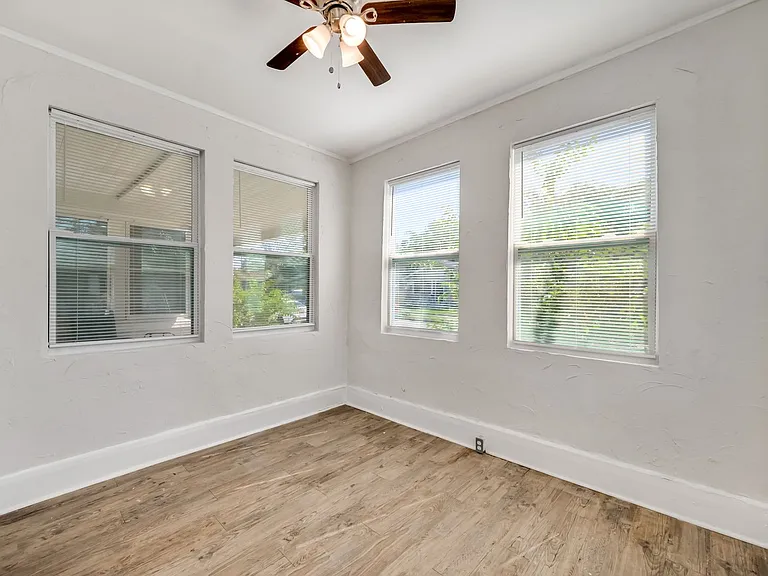 310 E Lambright St — Photo 38