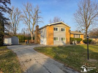 3334 Woodmont Dr, Lambertville, MI 48144