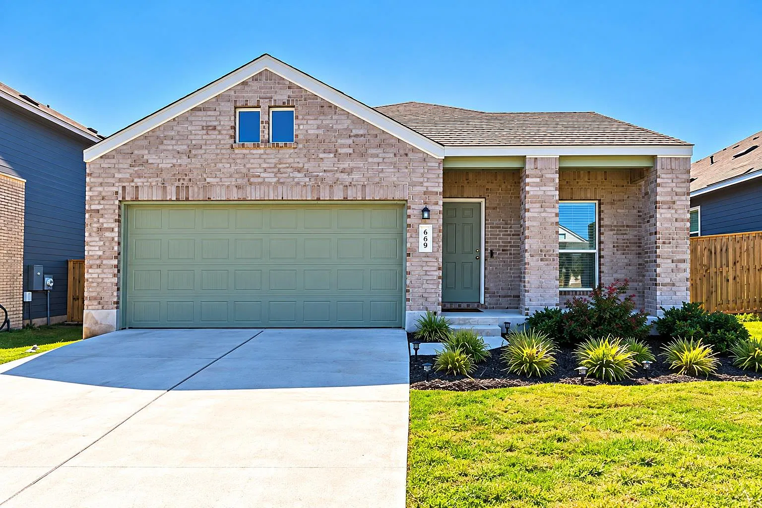 4 bed, 2.0 bath, 1649 sqft, $1,799 — Photo 1