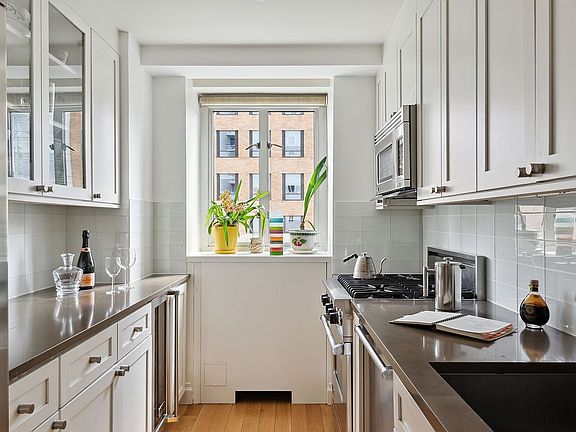 3rd image of 200 E 66th St APT E903