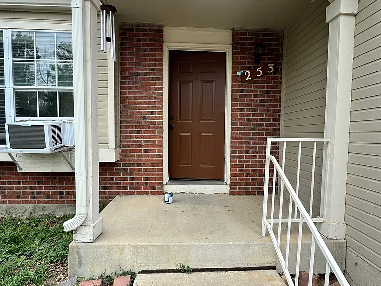 253 S Lincoln Ave — Photo 2