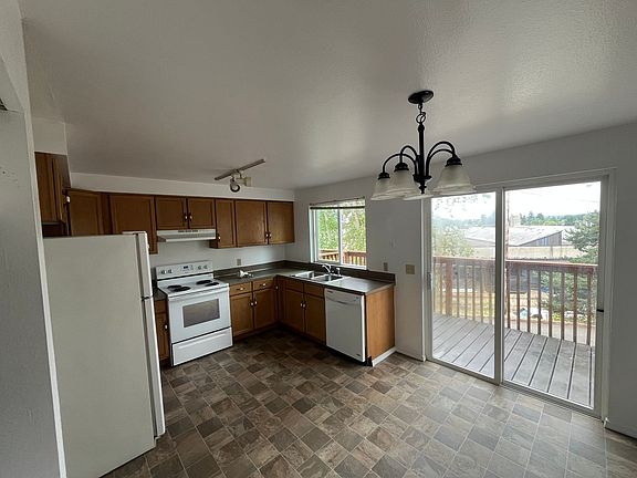 4th image of 915 Crestview Ln #2