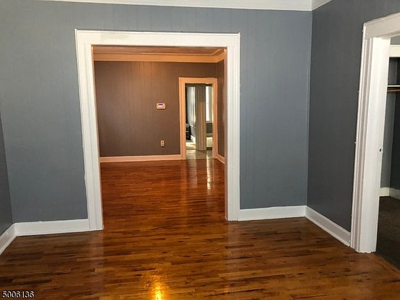 4th image of 149 Seymour Ave