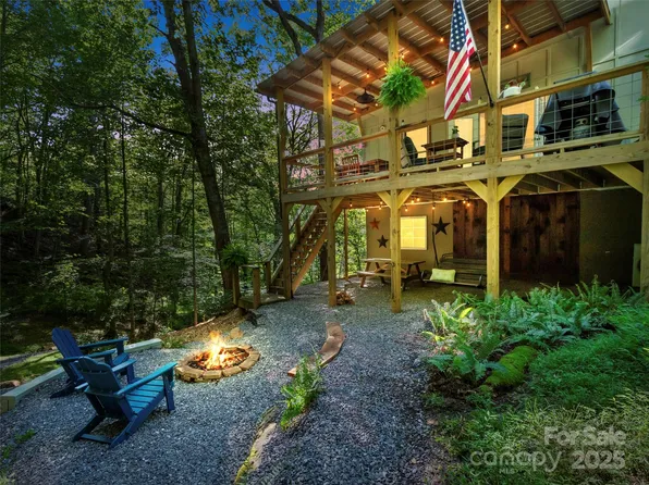 221 Sweetwater Rd, Green Mountain, NC 28740