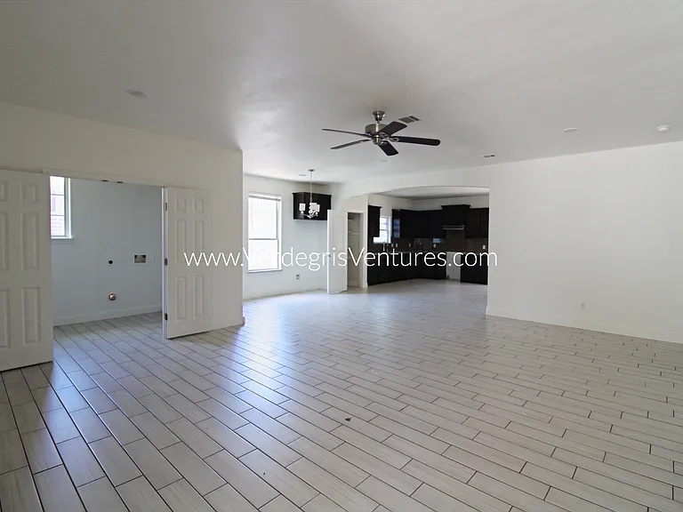 209 E Barron Ave — Photo 2