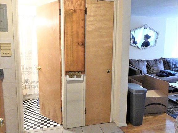4th image of 316 E 19th St APT 4R