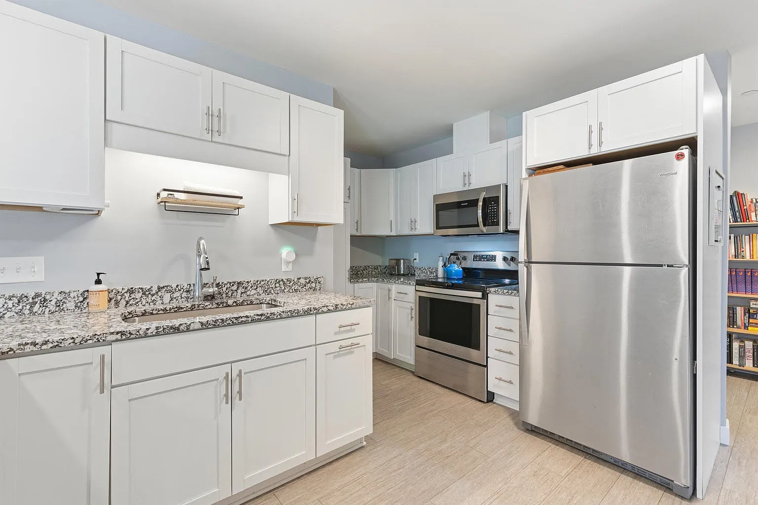 2 bed, 1.5 bath, 1002 sqft, $2,700 — Photo 3