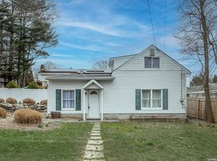 7 Florida Rd, Rocky Point, NY 11778