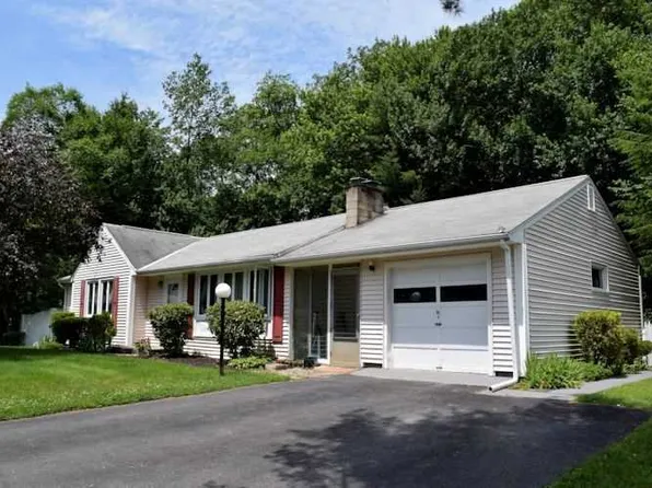 6 Norah Ln, Hyde Park, NY 12538