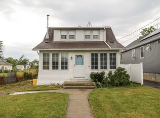 16 E Hamilton Ave, Massapequa, NY 11758
