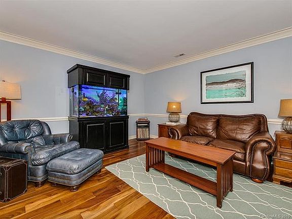 4th image of 4345 Woodglen Ln