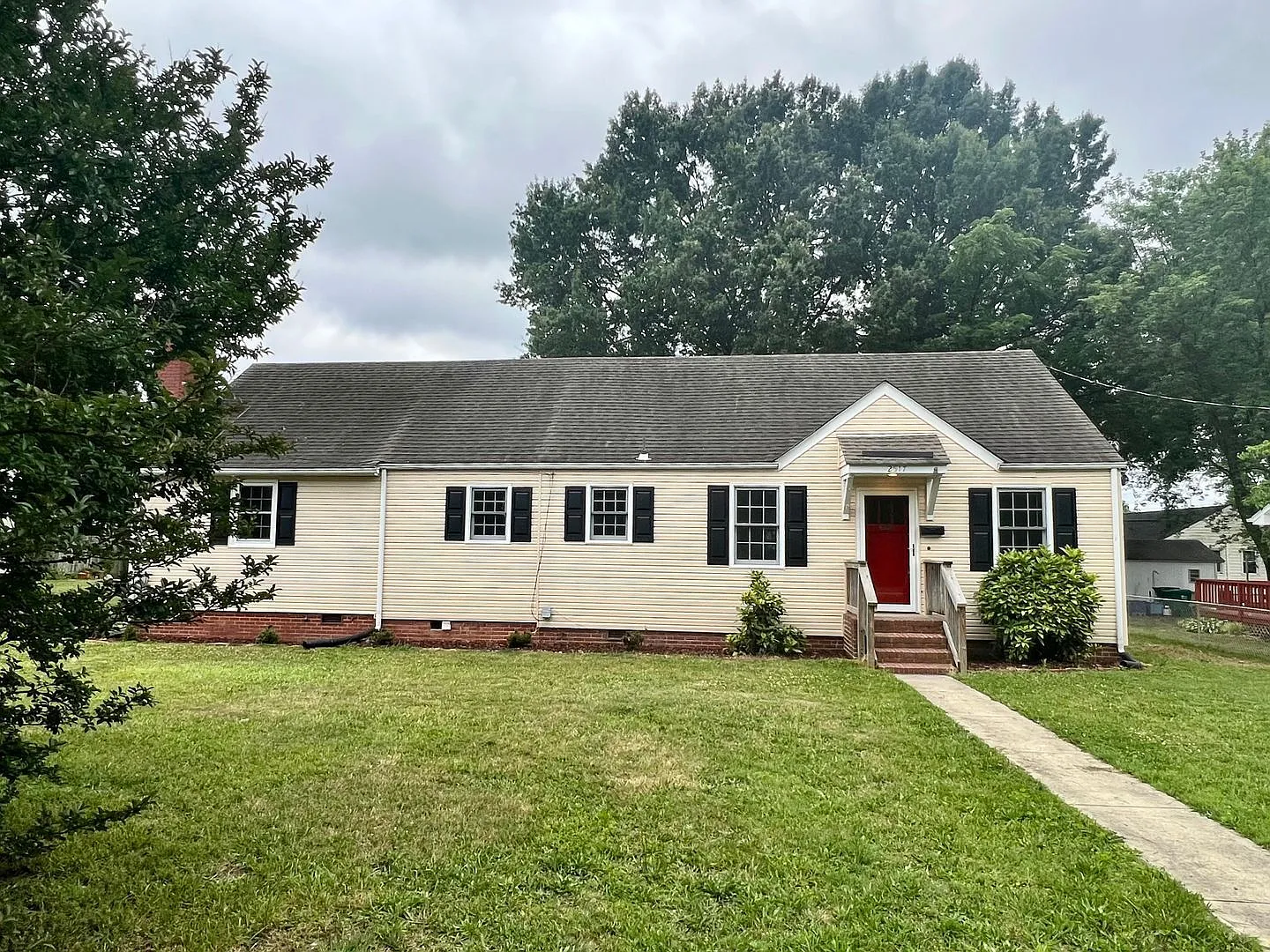 4 bed, 2.0 bath, 1692 sqft, $2,250 — Photo 2