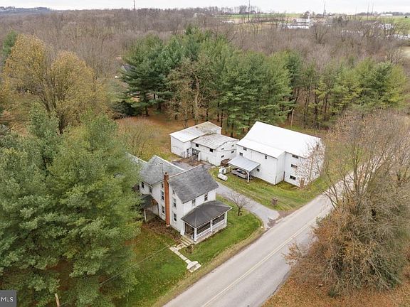 4th image of 587 Chestnut Hill Rd