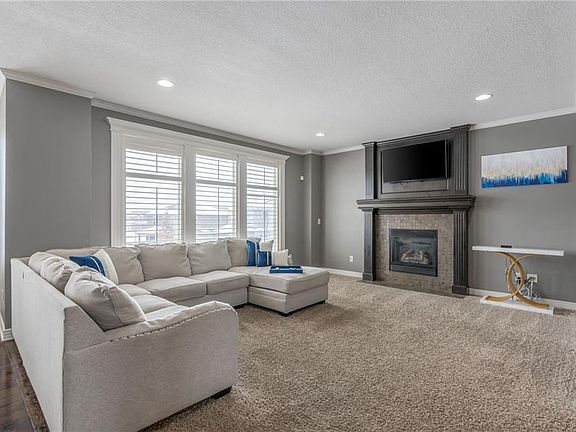 5th image of 505 SW Lake Side Dr