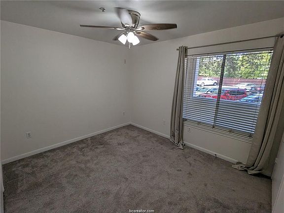 4th image of 521 Sw Pkwy #102-D