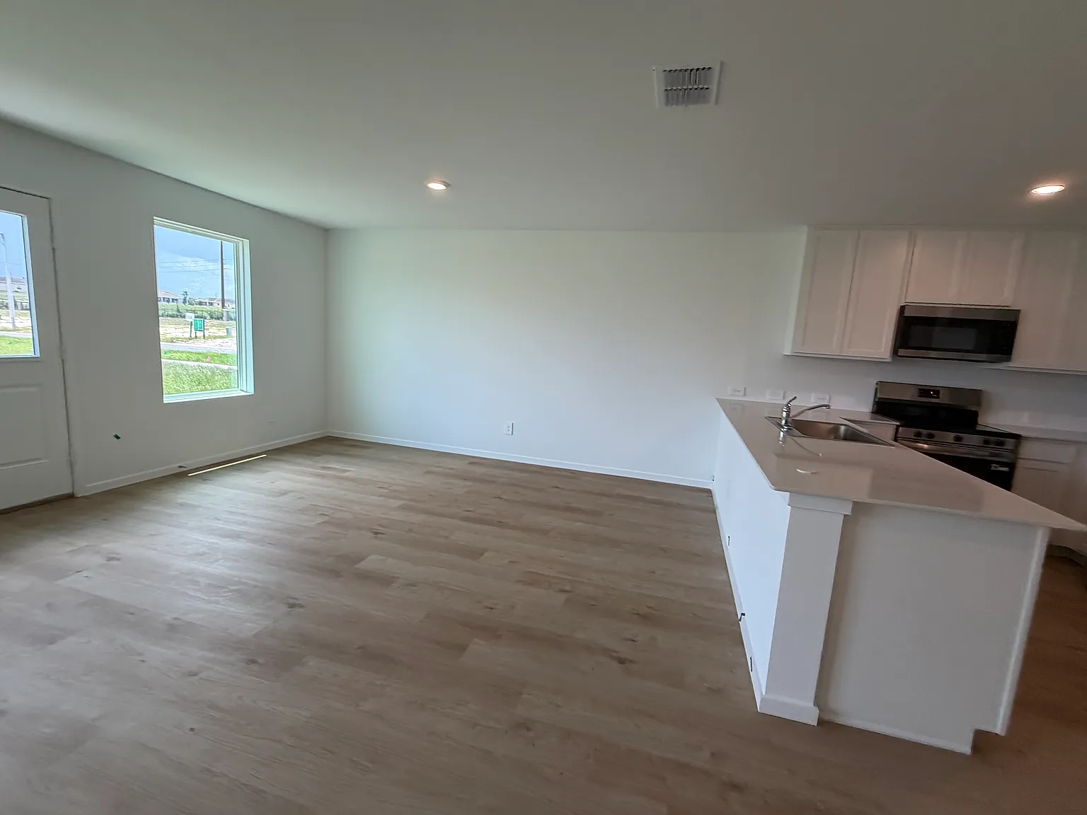 4 bed, 1733 sqft, $2,100 — Photo 3