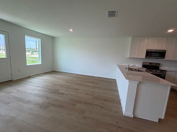 3rd image of 322 Nola Ln