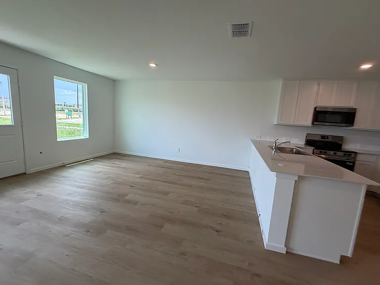 323 Nola Ln — Photo 3